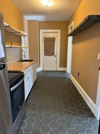 $1,700 / 2br - 2 bedroom near Lake Louise (Weaverville)64029373996418124