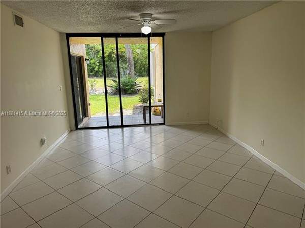 $230,000 / 2br - 950ft2 - Corner Ground Floor 2/2 Apt in the desirable Grand Oasis (Coral Springs)63825131955073121