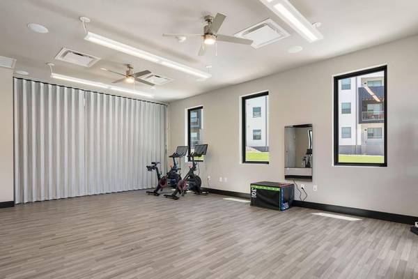 $2,370 / 2br - 1140ft2 - Oversized Closets, Upgraded Lighting Fixtures & Ceiling Fans (Located next to shopping centers, I-25, Schools/College)63806069037955122