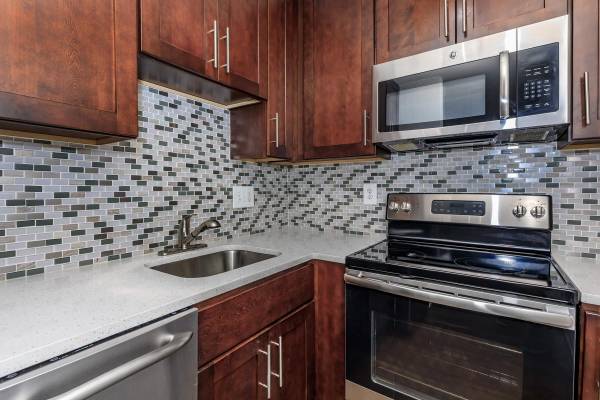 $1,707 / 1br - 620ft2 - Sleek Quartz Countertops, Major Employers Nearby, 1 BD (250 S Whiting St, Alexandria, VA)63779646899331123