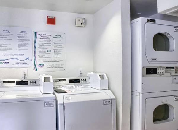 $500 / 1br - Tarifas semanales todo incluido - WiFi, TV por cable, estacionamiento, piscina, llamadas (Seattle Sur)63845962166275124