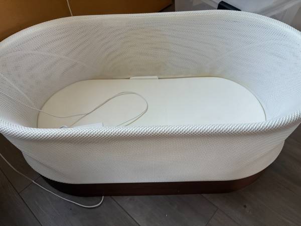 Pre-Owned SNOO Bassinet 1