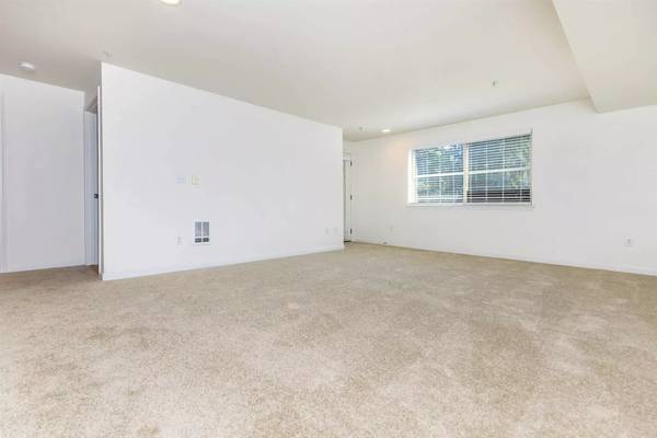 $2,055 / 1br - 727ft2 - Convenient location in Redmond - Come see our 1 Bed / 1 bath! (Redmond)63808131197185123
