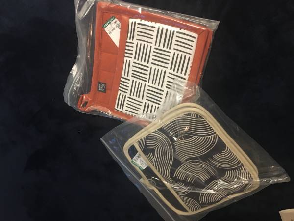 Set 2 Simons Elegant + Practical Rust Black Potholders Brand New 1