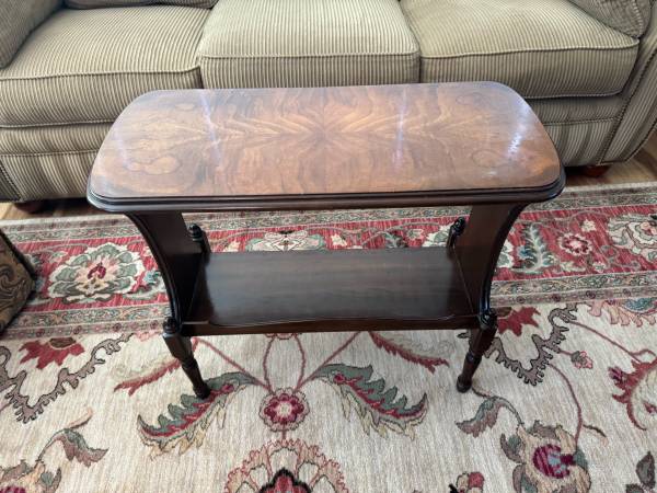 ** SIDE  TABLE  WITH  ATTRACTIVE  BOOKMATCHED  VENEER TOP **  VINTAGE 1
