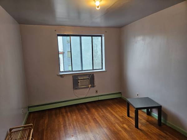 $1,100 / 4br - Room for rent with great public transportation (Woodside, Queens)64033632300802120