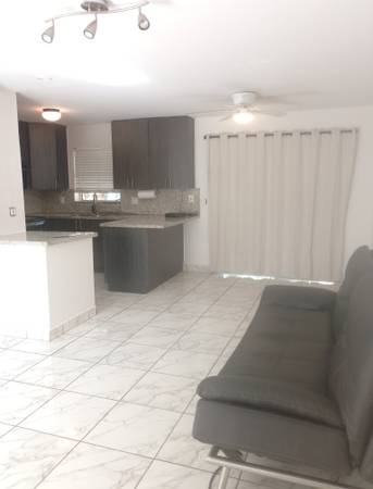 $1,575 / 1br - Apartamento remodelado de 1 habitación, con azulejos, encimeras de granito, patio exterior (hollywood)64049454229507122