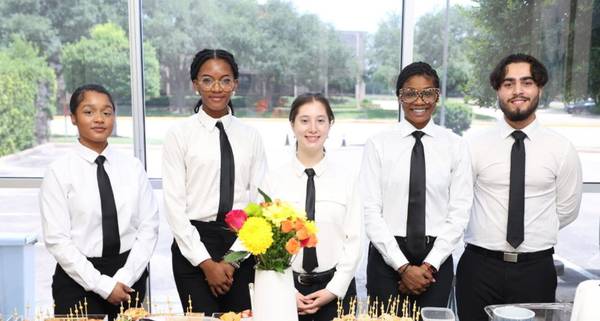 Banquet Server Jobs in Houston - Flexible Hours & Great Pay 1