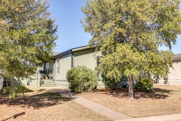 $139,000 / 4br - 1456ft2 - Beautifully Maintained 4-Bedroom Manufactured Home in Resort-Style Com (Euless)64305350610562121