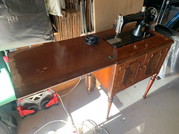 Vintage Singer Sewing Machine in Cabinet Serial #AF718385 1