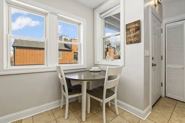 $2,290 / 2br - 1100ft2 - 2br - 2 ba | Bright and sunny top floor Southport Corridor63959878311043124