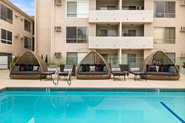 $2,045 / 450ft2 - Dance / Pilates Room, On-Site Resident Storage, Refrigerator (Hollywood)63857624780035120
