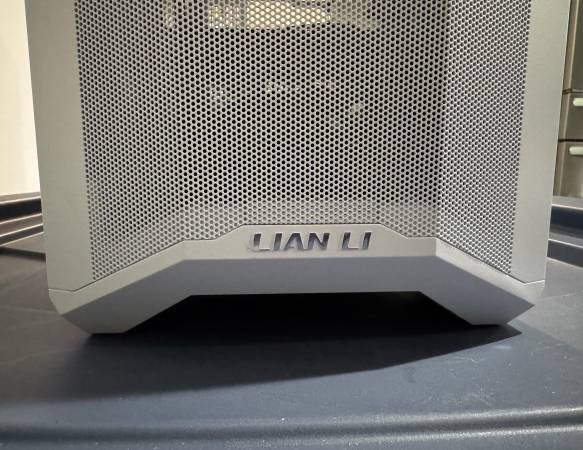 Carcasa para computadora Lian Li con fuente de alimentación - $50 (Tumwater)63471370318851122