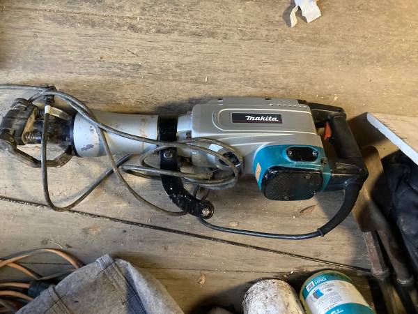 Makita DEMOLITION HAMMER—HM1304B 1