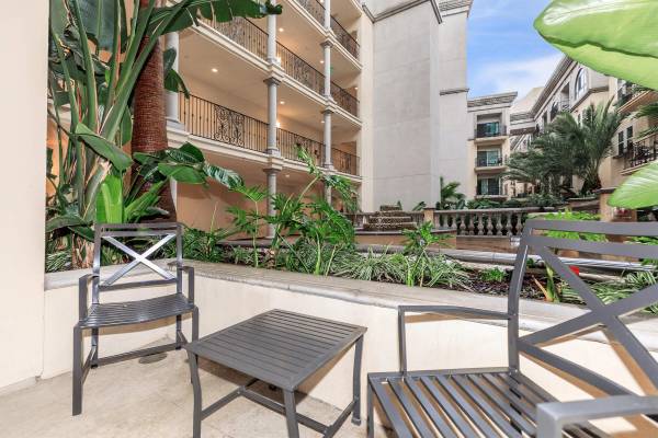 $2,329 / 1br - 625ft2 - Soaking Baths, Central Air/Heating, Dressing Vanities (1026 S Broadway, Los Angeles, CA)63857734170241120