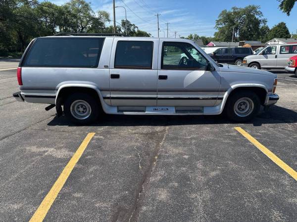 1993 Chevrolet Suburban C1500 - $5,990 (Urbana, IL)63625035104641124