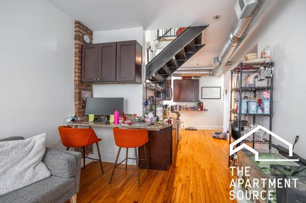 $2,610 / 3br - 1800ft2 - Very Unique Duplex Up! Laundry in Unit! Central AC! (Chicago)63918294000771121