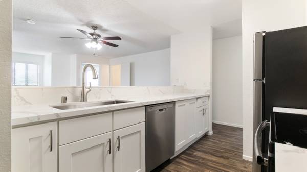 $2,695 / 2br - 950ft2 - *OPEN HOUSE: 10/12 11AM-1PM* Spacious 2BR in OB/Point Loma + Parking (San Diego)63998604819843121