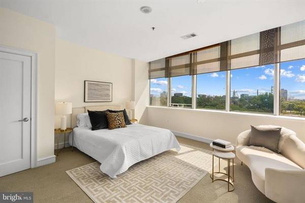 $2,395 / 1br - 1232ft2 - Luxury 1BR MetroClub Condo – Franklin Square Views + Parking! (CHINATOWN)64024499365506122