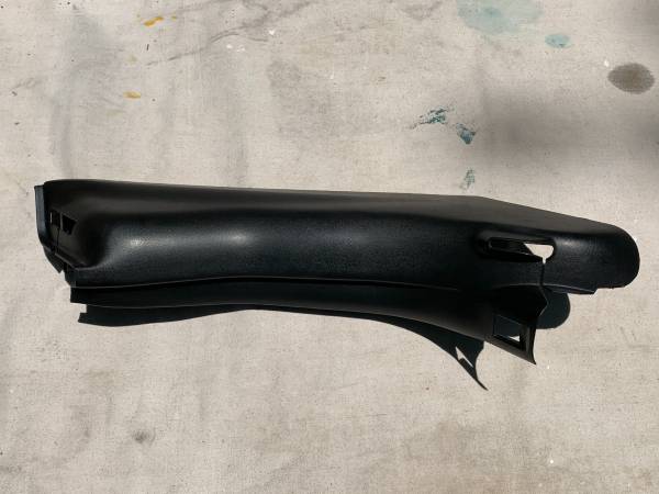 147-CORVETTE C5 97-04 B Pillar Seat Belt Trim Panel (Right) 1
