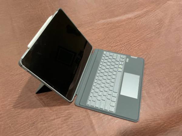 iPad Pro 12.9” 6th Generation M2 Chip + Many Extras 1