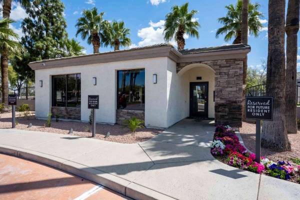 $1,940 / 3br - 1074ft2 - Enjoy our landscaped courtyard and garden-style setting! (Chandler)63966954267906121