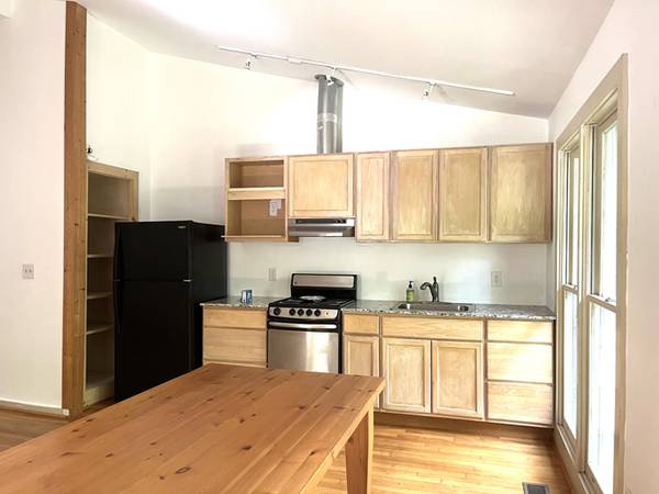 $1,400 / 1br - 1000ft2 - Apartamento tranquilo de un dormitorio grande junto al arroyo (Athens)63825472678403123