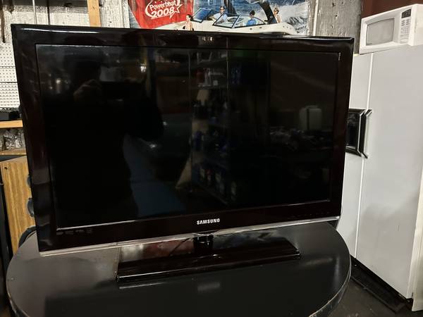 Televisor plano Samsung de 32" y televisores Sharp usados - $30 (Kenmore)63471419237505120