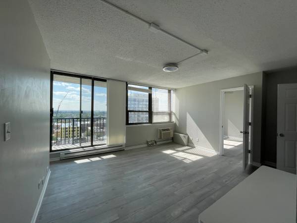 $1,900 / 1br - 700ft2 - Great 1 bed with balcony with lake view (Lincoln park)64041810673283121