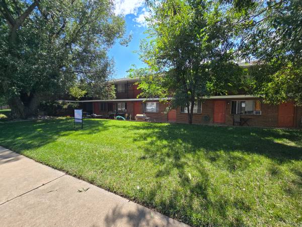 MOVE IN IMMEDIATELY, FIRST MONTH FREE!- 2 Bed In Longmont 1