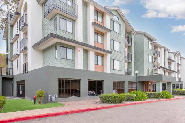 Spacious Two Bedroom A/C HEAT! Gated Garage Parking 2 Spots!! 1