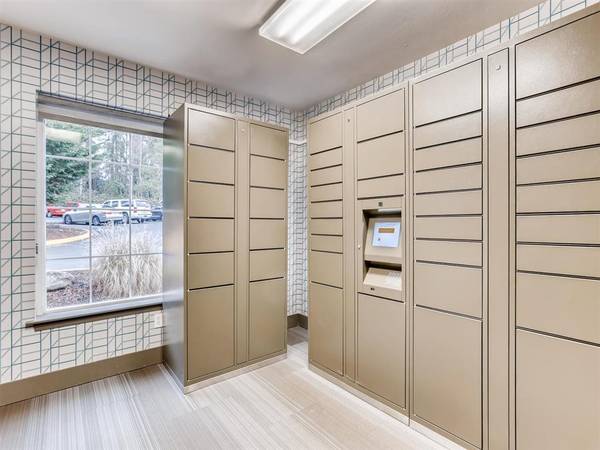 $2,458 / 2br - 1192ft2 - Convenient 2 BR  Fireplace, Gym and Result Style Pool (Fairwood)63995108778626122