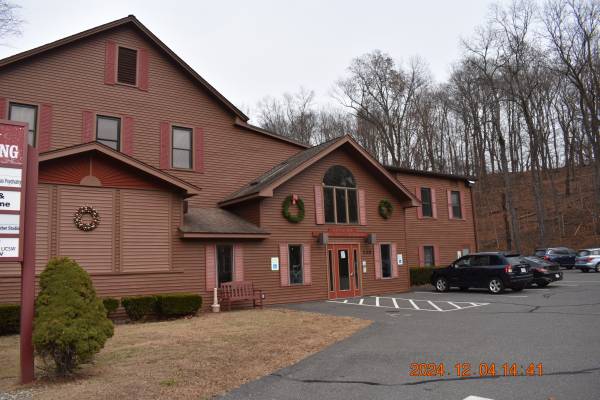 $600 / 150ft2 - Move in Ready& Furnished Office Space (South Hadley, MA)64017048008578120