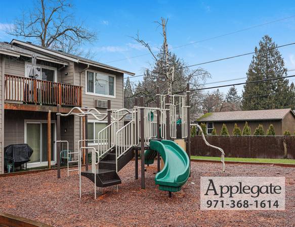 $1,850 / 3br - Amplio apartamento de 3 habitaciones que acepta mascotas con fácil acceso al MAX (SE Portland)63831327801347120