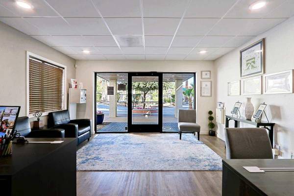 $1,150 / 2br - 850ft2 - Beautiful, Lush Landscaping, Covered Resident Parking, Cable Ready (Scottsdale)64024988619139121