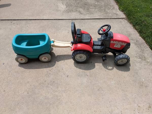 Nice Kids Pedal Tractor and Wagon 1