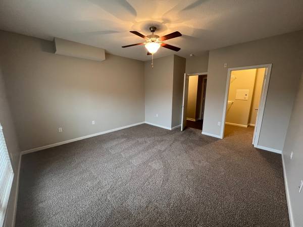 $1,300 / 1br - 865ft2 - 1 Bed 1 Bath LARGE apartment!!! Gift Card Raffle!63681642171521122