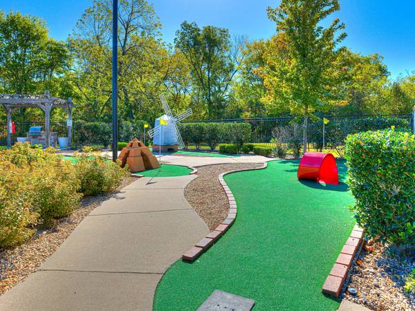 $1,190 / 1br - 821ft2 - Clubroom With Pool Table, Dark Cabinetry, 1B/1B63982132220930122
