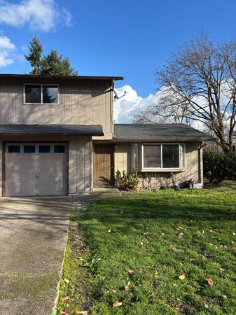 2-Bed, 1.5 Bath Duplex w/ Garage - 914 N Cloverleaf 1