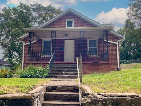 $2,299 / 3br - 1250ft2 - Spacious Pet- Friendly Home in the Heart of Fifeville (Charlottesville, VA)63969198916738120