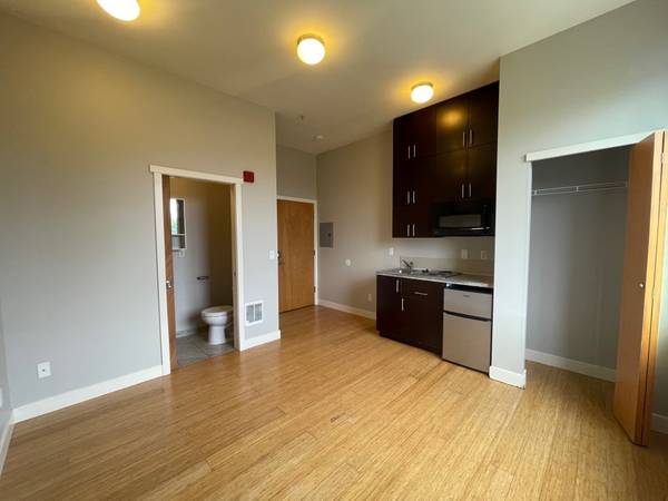 $995 ♥Estudio en Último Piso Impresionante - 6 Semanas Gratis♥ (Cerca del Campus de UW)63862289245955123