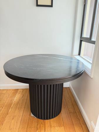 Black MarbleRound Dining Table 1