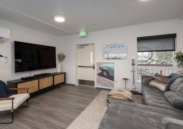 $700 / 1br - 8 SEMANAS LIBRES- ¡LLAMA! + Espacio de vida en comunidad con 1 dormitorio, patios amueblados (Barrio Rose City Park)63914854407426121