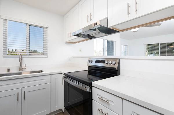 $2,695 / 2br - 882ft2 - 2 Bed, 2 Bath. Great access to public transportation! We're nearby! (San Diego)64037041190401123