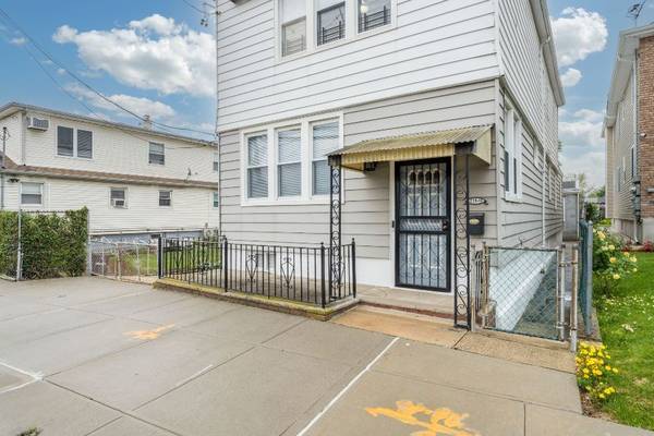 $1,390,000 / 6 dormitorios - 👉Nueva lista👈 (Springfield Garden)63689788027393122