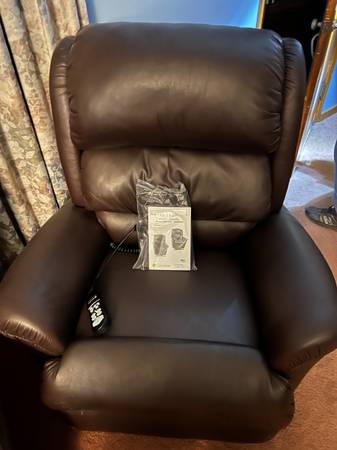MaxiComfort Power Lift and Recliner Chair 1