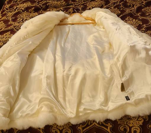 Precioso abrigo blanco de piel sintética para mujer de invierno con bolsillos y bufanda, sin usar - $99 (Puyallup)63435973155329123