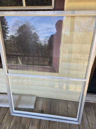 Nueva ventana de aluminio de un solo cristal de 40" x 54'' con mosquitera - $75 (Coker)