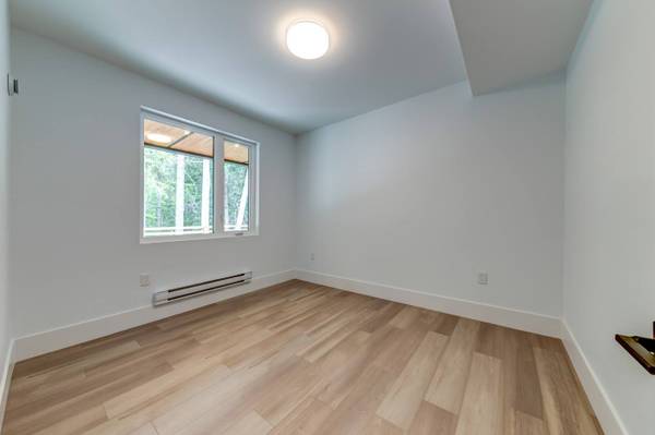 Two-bedroom furnished suite in Wedge Woods for a one-year lease-Inclus 4