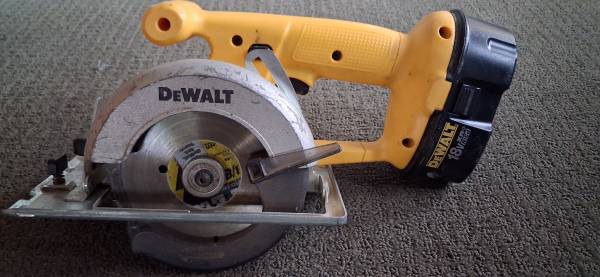 DEWALT -18 Volt Saw 1